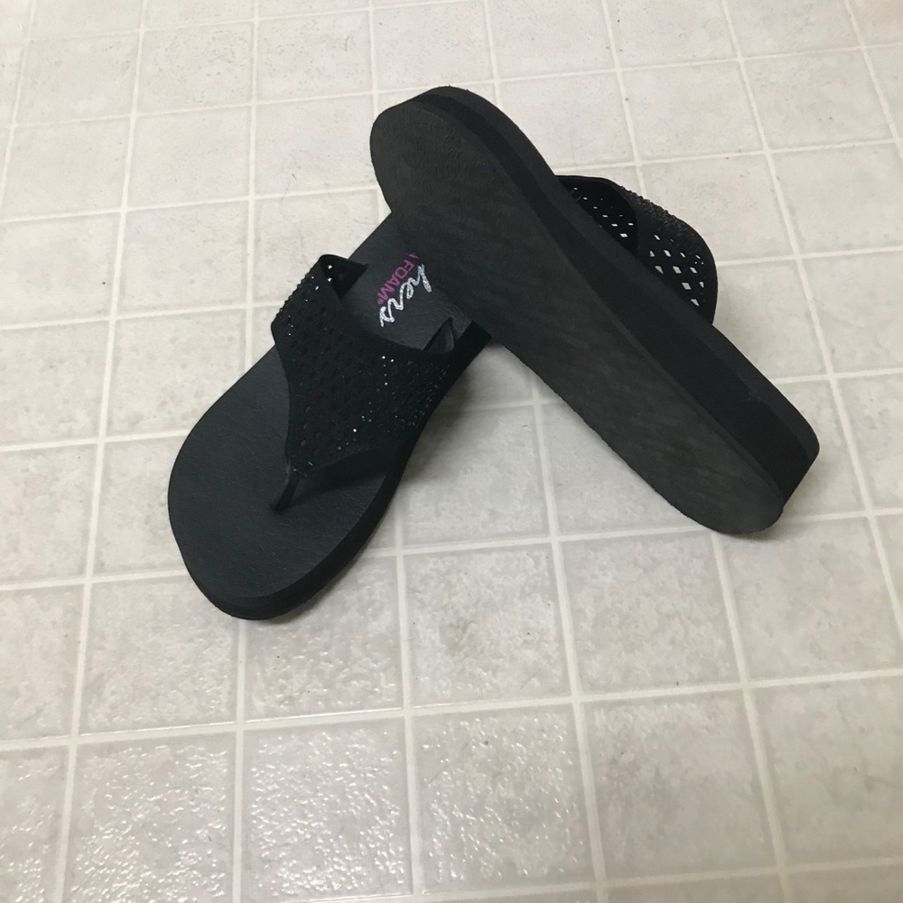 Sketchers yoga foam flip flops